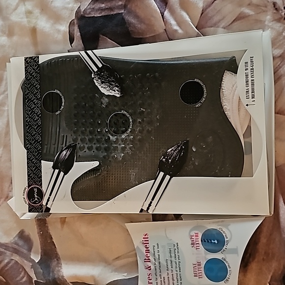 SIGMA SPA BRUSH CLEANING GLOVE COLOR BLACK USED - Picture 3 of 8